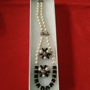 Beautiful vintage necklace and clip on earrings